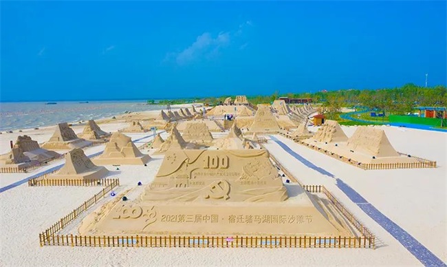 金色沙灘上塑起“紅色記憶”，光影沙雕再現(xiàn)百年征程