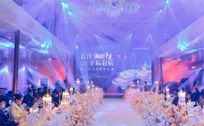 船于江中行，人在畫中游，是沉浸式郵輪婚禮給的浪漫